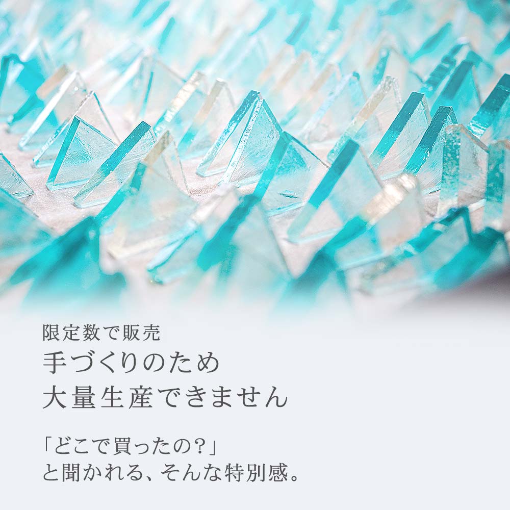 １つ１つ丁寧に。柔らかな彩り、手仕事の富士山。寒天を冷やし固めた後、ひとつひとつ手作業でカットし、並べて乾燥してい仕上げます。