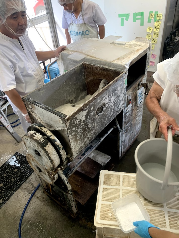 ばた練り製法で職人がこんにゃくを作る伊豆河童